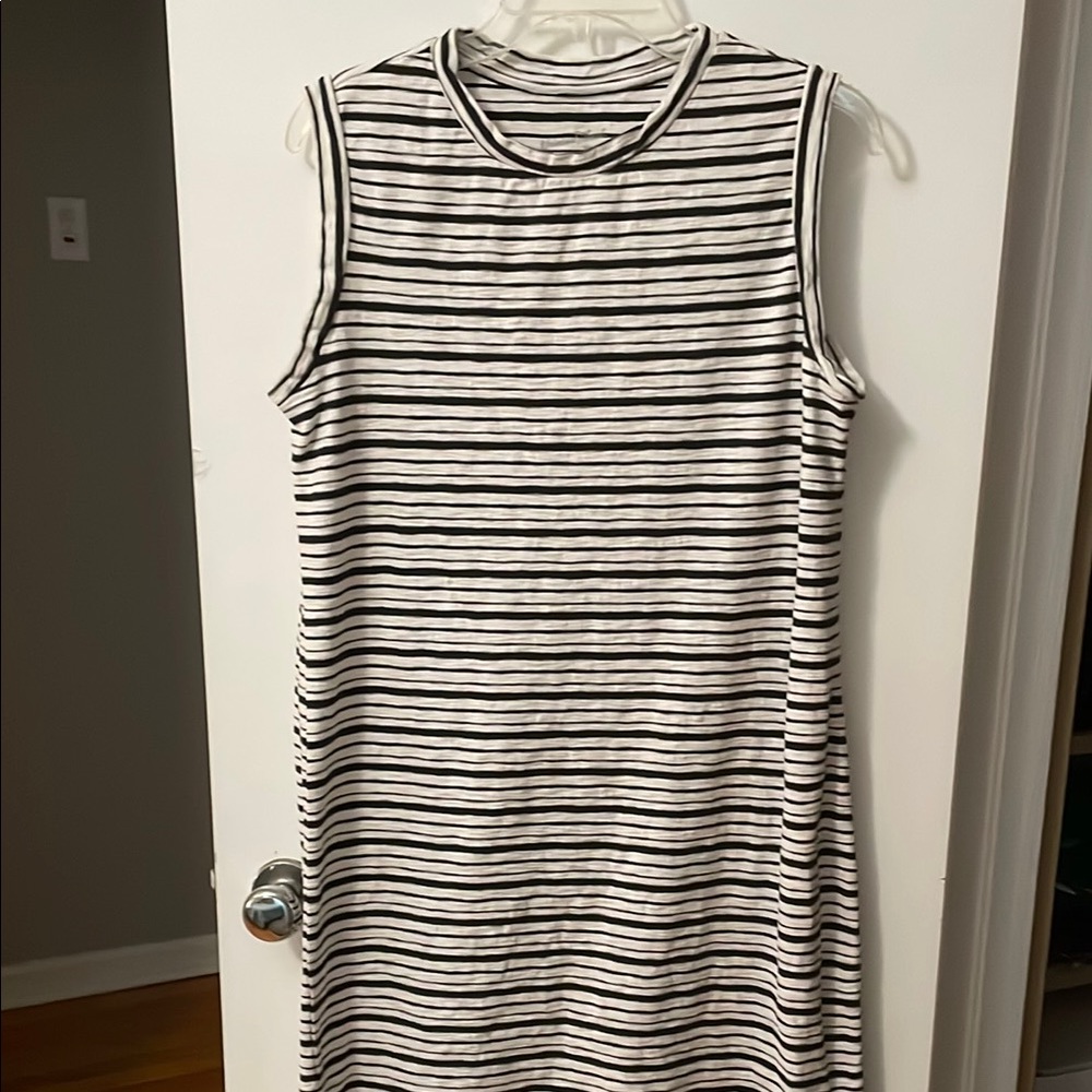 Universal Thread Black and White Sleeveless Sheath Dress